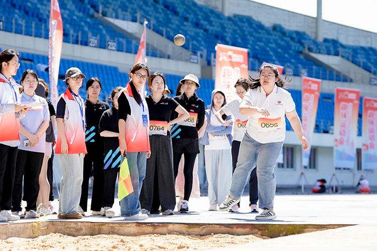 運(yùn)勸會比賽擲鉛球