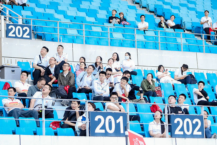 運(yùn)勸會看臺觀眾